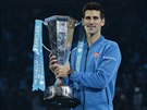 Novak Djokovi drí trofej pro vítze Turnaje mistr.