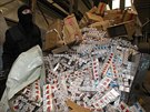 Celníci likvidovali v drtice litvínovské firmy Celio 25 tisíc karton cigaret...