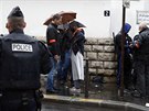 Francouzský policista kontroluje bezpenostní opatení v sousedství Velké...
