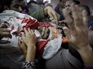 Palestinci truchlí nad tlem 21letého mue, zabitého pi stetu s izraelskou...