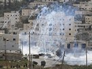 Izraelská armáda rozhání slzným plynem dav z místa jednoho z palestinských...