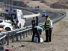Medik nakládá s tlem Palestince, který vozidlem najel na izraelské vojáky (27....
