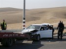 Policisté odtahují vozidlo, kterým Palestinec zaútoil na izraelské vojáky (27....