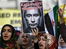 Zabiják Putin hlásá transparent na protiruské demonstraci v Istanbulu (27....