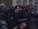 Policie odvádí vdce opoziní strany Sebeurení Albina Kurtiho (28. listopadu...