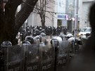 Kosovská policie stojí ped kanceláemi opoziní strany Sebeurení bhem...