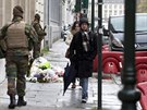 Belgití vojáci hlídkují v Bruselu u francouzské ambasády poté, co byl  ve...