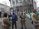 Belgití vojáci hlídkují v Bruselu poté, co byl  ve mst vyhláen nejvyí...