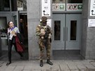Belgití vojáci hlídkují v ulicích Bruselu poté, co byl  ve mst vyhláen...