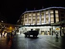 Vozidlo belgické armády stojí zaparkované ped hlavním nádraím v Bruselu v...