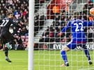 Bojan Krki ze Stoke pekonává v utkání 13. kola Premier League brankáe...