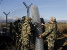 Makedontí vojáci staví na hranicích s eckem plot pro uprchlíkm (28....