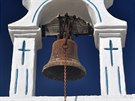 Svatba nebo umíráek? Kostelní zvon ve vesnici Komitades na Krét byl mnohokrát...