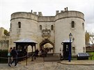 Do Tower of London vstupujeme hlavní branou. Ped vstupem probíhá bezpenostní...