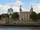 Tower of London stojí na behu eky Teme nedaleko Tower Bridge.