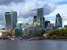 Pro londýnskou City jsou typické moderní prosklené administrativní budovy. 