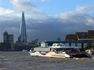 Komentovaná plavba po Temi od Tower of London do Greenwich trvá asi pl hodiny...