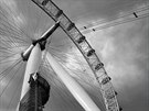 Vyhlídkové kolo London Eye vysoké 135 metr stojí na behu eky Teme. A do...