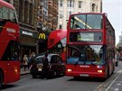 Typickým londýnským autobusem je tzv. double decker.  
