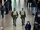Belgití vojáci na letiti Zaventem poblí Bruselu (22. listopadu 2015).