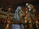 Vánoní strom a vojáci na Grand Place v Bruselu (22. listopadu 2015).