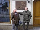Autor knihy Jií Mack (vpravo) s Augustinem Bubníkem u pamtní desky na budov...