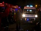 Tuniská policie pomáhá ambulanci dostat se na místo útoku, kde pravdpodobn...