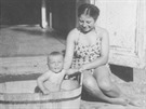 Malý Reini se koupe s Alicí (zejm rodinná známá). Popisek pod fotkou íká:...