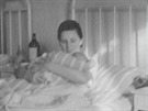 15. 1. 1942 se narodil Reihard Hartmann, na snímku v porodnici s maminkou...