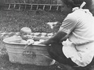 21. 7. 1942, Reini se koupe na zahrad (zejm u domu v íanech).