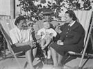 20. 8. 1942, na snímku Kathi, Reini na klín otce a Putzi. Pi pohledu na tuto...