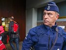 Belgický policista hlídá u koly v centru Bruselu.