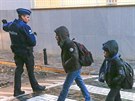 Belgití policisté hlídají u koly v centru Bruselu.