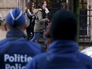 Policisté hlídají u základní koly v Bruselu.