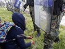 Uprchlíci z Maroka se pokouejí pekroit ecko-makedonskou hranici u msta...