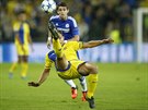 Carlos Garcia Badias z Maccabi Tel Aviv odehrává mí ped Oscarem z Chelsea v...
