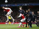 Olivier Giroud z Arsenalu hlavikuje na bránu Dinama Záheb v utkání Ligy...