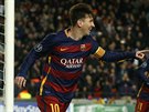 Lionel Messi z Barcelony se raduje z gólu v utkání Ligy mistr proti AS ím.