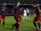 Neymar (zleva), Lionel Messi a Luis Suárez z Barcelony se radují z gólu v...