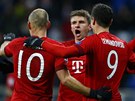 Robert Lewandowski, Arjen Robben a Thomas Müller z Bayernu Mnichov slaví gól v...