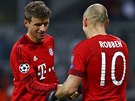 Arjen Robben a Thomas Müller z Bayernu Mnichov slaví gól v utkání Ligy mistr...