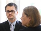 L�ka�i Hana Barto�ov� a Pavel Vlach� p�ed jihlavsk�m okresn�m soudem.