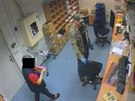 Falený policista ukradl v kladenském hypermarketu 172 tisíc korun (7.11.2015).