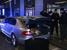 Sebevrah skoil v Hybernské ulici na zaparkované auto (23.11.2015).