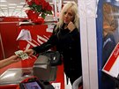 Zákaznice obchodu Target v Chicagu Nancy Villagomezová platí za nákup o erném...