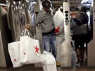 Stanice newyorského metra Herald Square se v pátek ráno zaplnila zákazníky s...