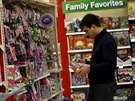 Zákazník si vybírá zboí v oddlení hraek v  Chicagské poboce etzce Target.