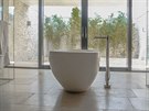 Výstup z koupelna a sauny vede na terasu, kde mají majitelé naprosté soukromí.