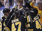 Hokejisté Bostonu se radují z vítzné trefy Davida Krejího v zápase s New York...