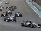 Startovní pole Velké ceny Abú Zabí formule 1. V ele Nico Rosberg (vpravo) ze...